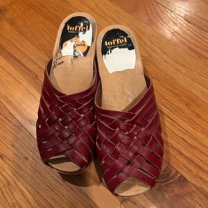 Swedish Hasbeens Toffel Sweden women’s red leather wood clogs US 9 size EU 39